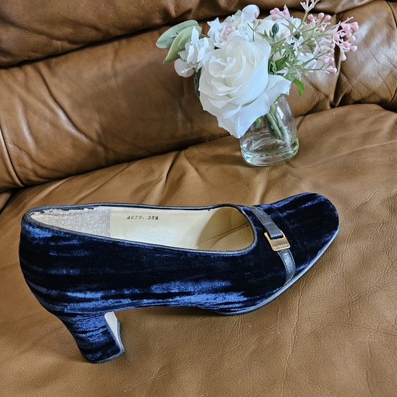 Women's Givenchy Blue Velvet Pump Heels Size 6 US - Picture 3 of 12